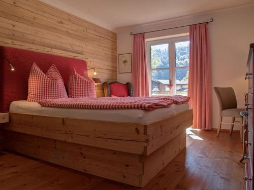 OberhofCastle view Modern retreat的一间卧室设有一张大木床和窗户
