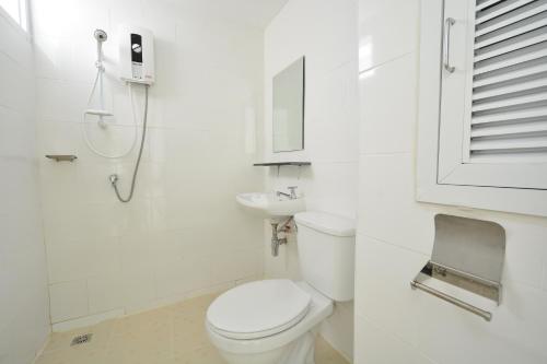 曼谷42普拉瑟公寓的白色的浴室设有卫生间和水槽。