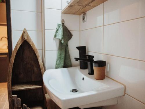 费斯恩Pura Vida - holiday apartment的浴室设有白色水槽和镜子