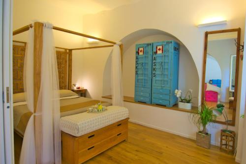 罗马卡萨布兰卡公寓 的一间卧室配有一张床、梳妆台和镜子