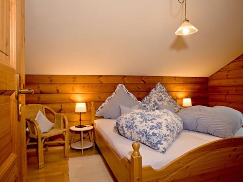 米特菲厄姆恩斯罗伊特Mitterdorf Modern retreat的一间卧室配有一张带蓝色和白色枕头的床