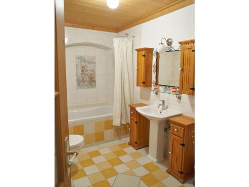 瓦尔德明兴Holiday guesthouse Posthof的一间带水槽、浴缸和卫生间的浴室