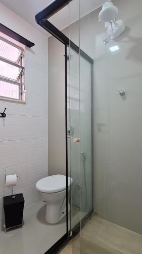 尼泰罗伊Residencial do Centro的一间带卫生间和玻璃淋浴间的浴室