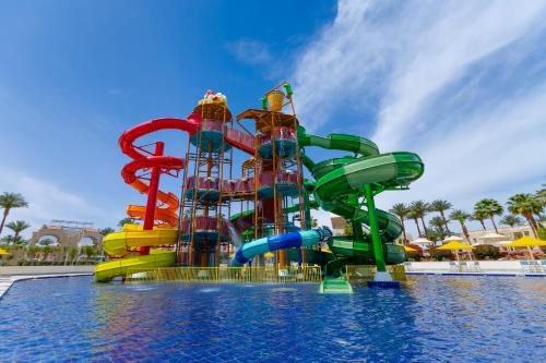 赫尔格达Pickalbatros Palace - Aqua Park Hurghada的游泳池中间的水滑梯