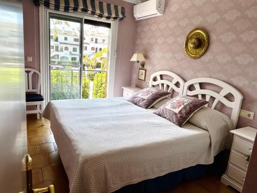 奥里韦拉斯科斯塔Apartamento Vilandra de Cabo Roig的一间卧室设有两张床和大窗户