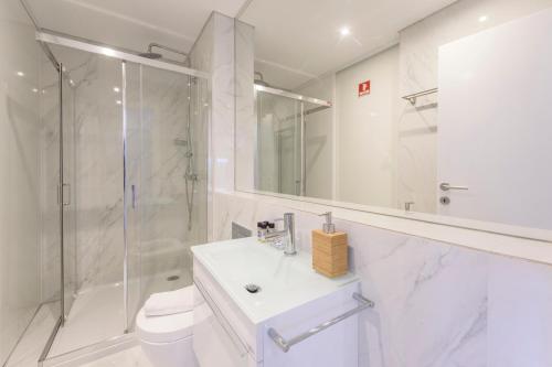 布拉加Braga Center Apartments - Rua do Anjo的白色的浴室设有水槽和淋浴。