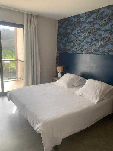 佩罗斯-吉雷克Appartement plage de Trestraou 45m2的卧室设有一张白色大床和一扇窗户。