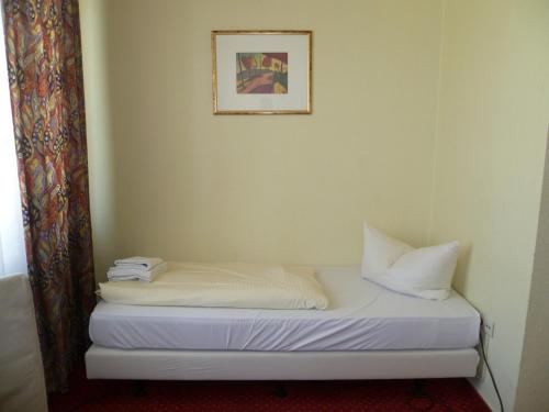 多摩莫蒂尔酒店客房内的一张或多张床位