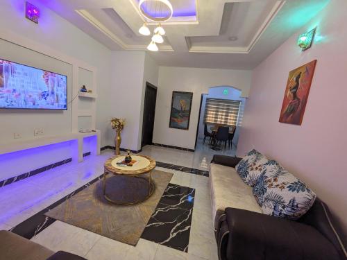AkwaRacvity Homes Limited的带沙发和电视的客厅