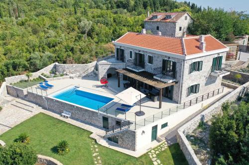 蒂瓦特Villa Vista Azzurra的享有带游泳池的房屋的空中景致