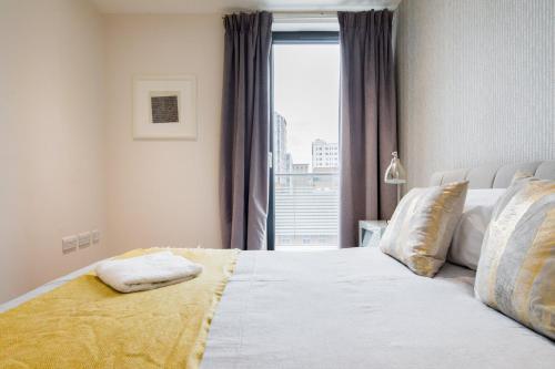 伦敦Boutique Covent Garden Apartment的一间卧室设有一张大床和窗户
