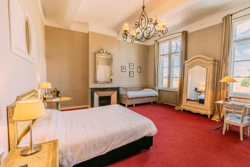 孔东蕾特瓦蕾酒店的一间卧室配有一张床和一个吊灯