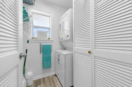 德斯坦Beach Bella-Quiet 3BR-Private Beach Access的白色洗衣房配有洗衣机和烘干机