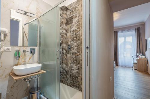 罗马Affittacamere Casalí的一间带玻璃淋浴和水槽的浴室