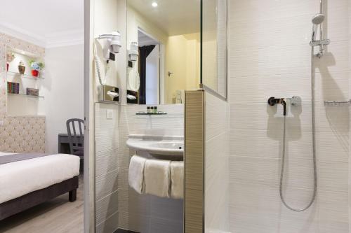 巴黎普莱公寓的一间带水槽和淋浴的浴室