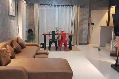 Ban Bang PhangThe Lake Guest House的客厅配有沙发和桌子