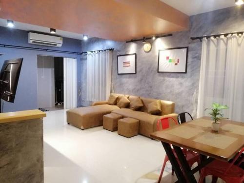 Ban Bang PhangThe Lake Guest House的客厅配有沙发和桌子