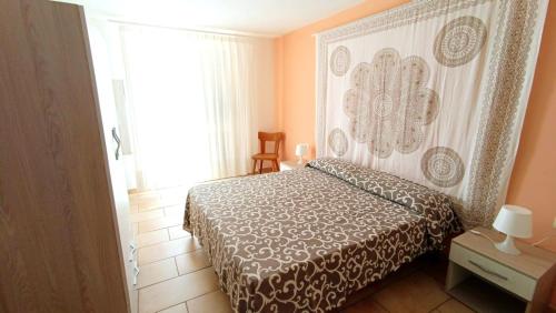 托雷圣乔万尼乌Appartamenti Vista Mare Salento的一间卧室设有一张床和一个大窗户