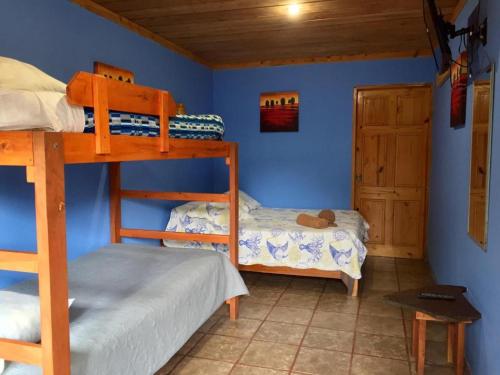 蒙泰韦尔德哥斯达黎加Manakin Lodge, Monteverde的一间卧室设有两张双层床和一扇门