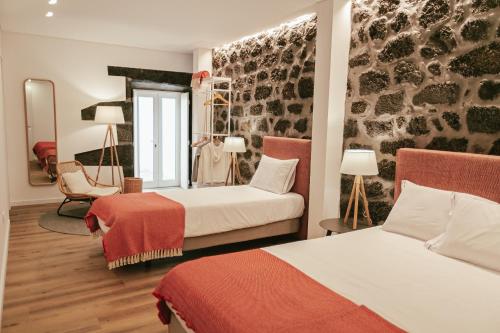 圣罗克杜皮库Aires Hostel的酒店客房,配有两张床和椅子