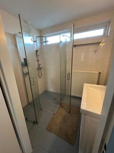 奈梅亨Compleet huis in Nijmegen的带淋浴和盥洗盆的浴室