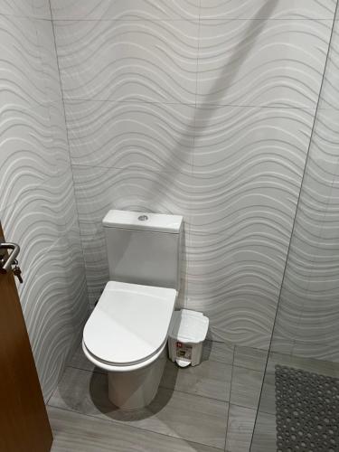 CalhetaPensão Gonçalves的浴室位于隔间内,设有白色卫生间。