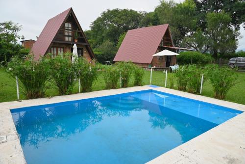 ChicoanaLA SERAFINA的前面有一个蓝色游泳池的房子