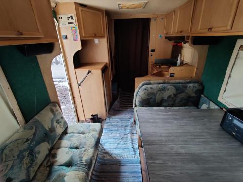 赫尔辛基Helsinki's Caravan Adventureヅ的一个空房间,在rv里设有两张床