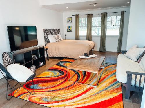 格林斯伯勒Cozy Guest House Studio Apartment的一间带床和地毯的客厅