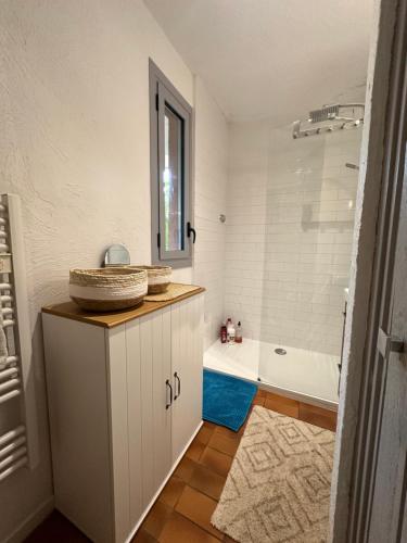 圣特罗佩Le Bailli Saint Tropez的浴室配有盥洗盆和浴缸。