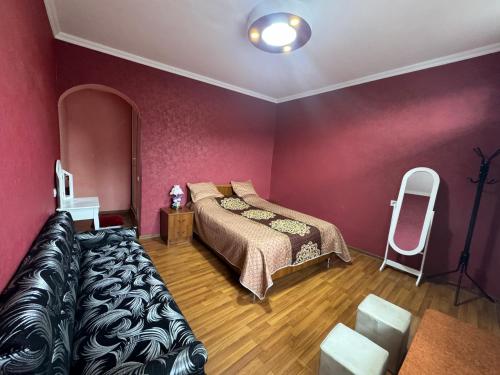 西格纳吉纳托与拉多旅馆的一间卧室配有一张床和镜子
