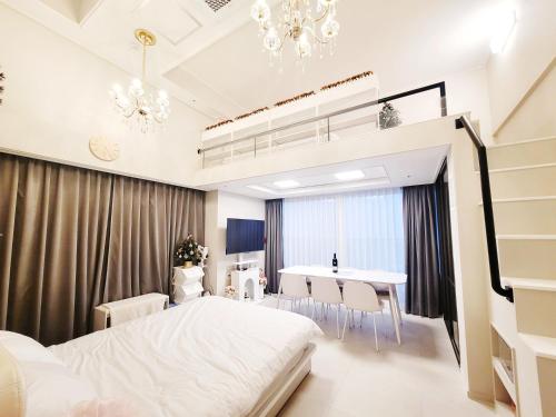 仁川市Lovely House的一间卧室设有一张床和一间用餐室