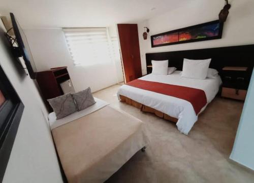 布卡拉曼加阿莱西奥酒店的酒店客房,设有两张床和一张沙发