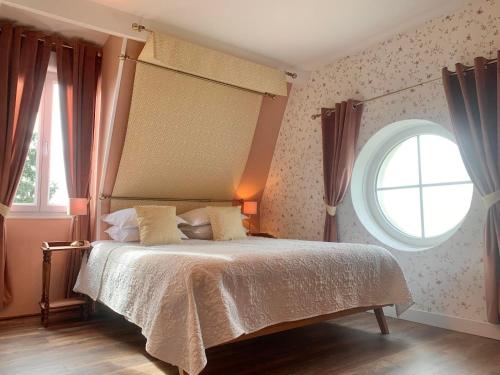 尚塞拉德Brigitte et Moi的一间卧室设有一张床和一个大窗户
