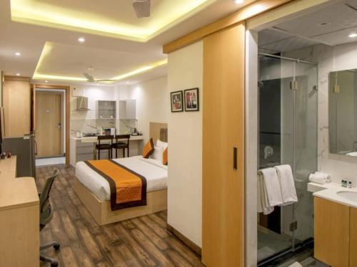 斋浦尔Diona Anukampa Suite Room with rooftop pool的一间酒店客房 - 带一张床和一间浴室