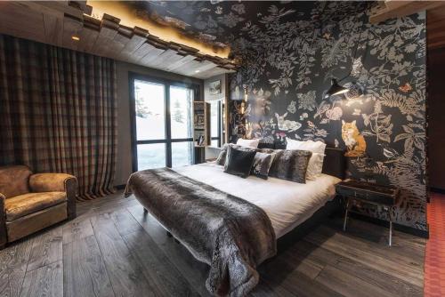 谷雪维尔Le Hameau de Marcandou的一间壁纸客房内的大床卧室