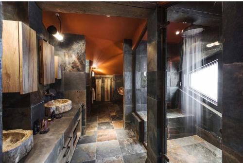 谷雪维尔Chalet sisimut的一间带两个盥洗盆和窗户的浴室