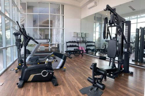 秾莎Two Bedroom Apartment at The Nove, Nuvasa Bay, Nongsa 719的健身房,配有跑步机和健身器材