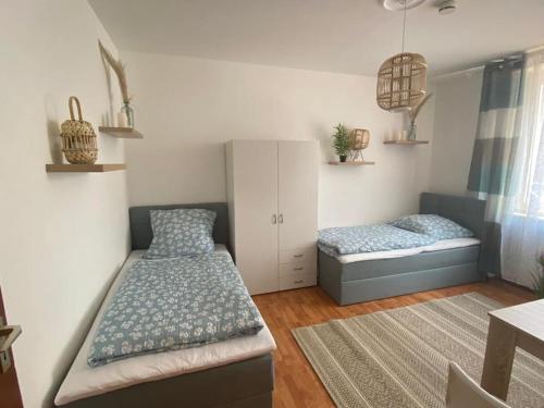马尔gemütliches Apartment in Marl - WG 1的一间客房内配有两张床的房间