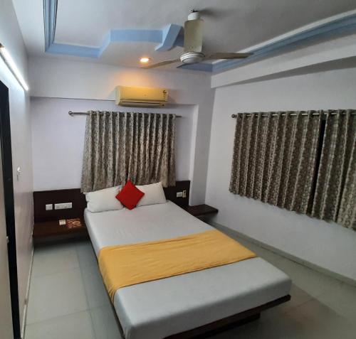 艾哈迈达巴德hotel royal night的一间卧室设有一张床和天花板
