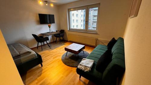 斯图加特Apartment 1 im Lehenviertel的客厅配有沙发和桌子