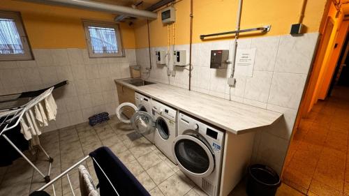 斯图加特Apartment 1 im Lehenviertel的洗衣房配有洗衣机和柜台。