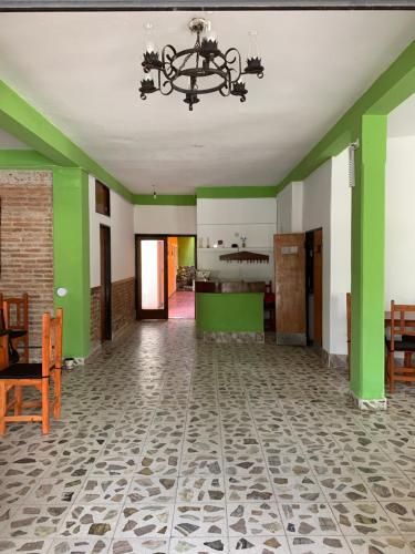 卡法亚特HOSTAL EL REY的客厅设有绿色的墙壁和吊灯。