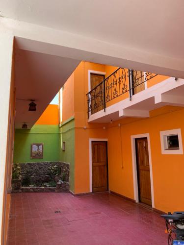 卡法亚特HOSTAL EL REY的一间空房间,拥有橙色和绿色的墙壁