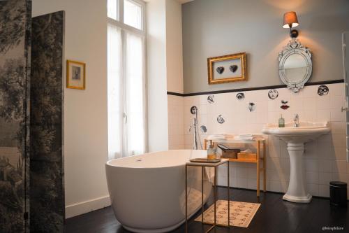 佩里格La Villa Marguerite的带浴缸和盥洗盆的浴室