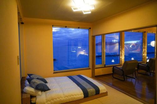 函馆Nesaki Native的一间卧室设有一张床和一个大窗户