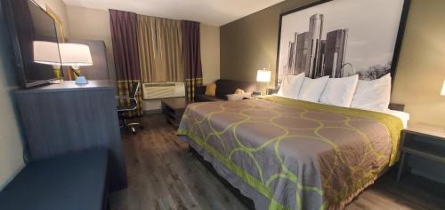 斯特灵海茨斯特灵海茨/底特律地区速8酒店的酒店客房设有一张大床和一张书桌。