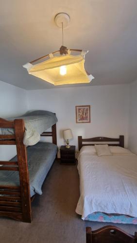 洛斯佩妮滕特斯PENITENTES DEPARTAMENTOO的一间卧室设有两张双层床和吊灯。
