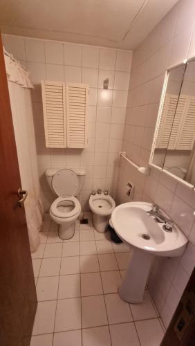 洛斯佩妮滕特斯PENITENTES DEPARTAMENTOO的白色的浴室设有卫生间和水槽。