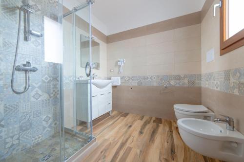 斯佩基亚Borgo Specchia Natural Resort的带淋浴、卫生间和盥洗盆的浴室